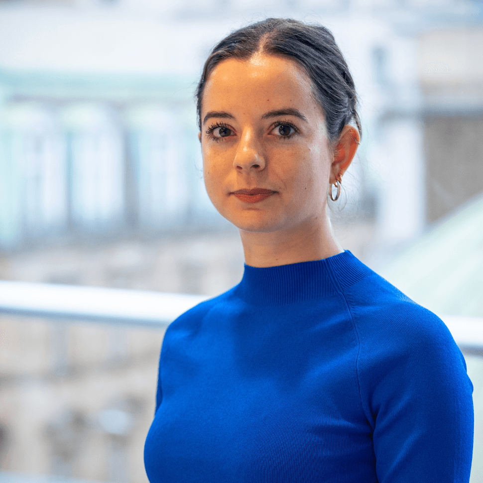 Lara Gunes - headshot